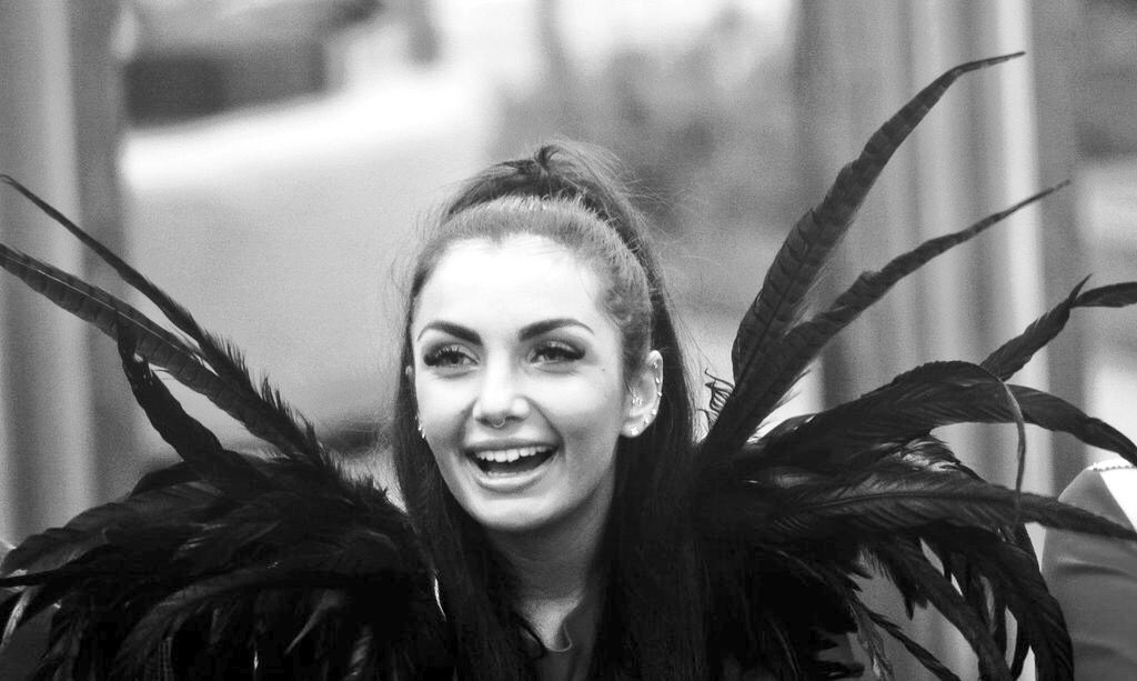 Il look di Elettra all'ingresso nella Casa