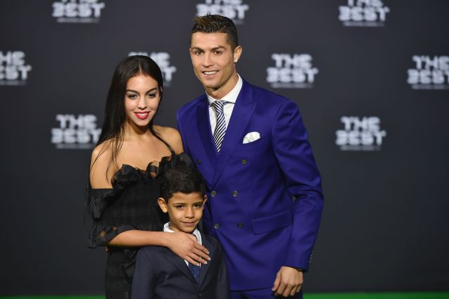 Georgina Rodriguez abbraccia Ronaldo jr, così l'amore con Cristiano diventa ufficiale