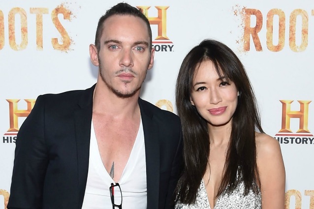 "Jonathan Rhys Meyers è diventato padre: è nato Wolf, Mara Lane ha partorito in casa"