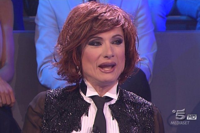 Moreno fa una rima per Vladimir Luxuria, ma le si rivolge utilizzando sostantivi maschili