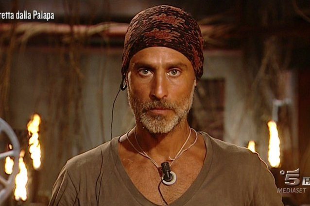 Raz Degan polemico con la Marcuzzi che si lamenta: "Non mi trattare in questo modo"