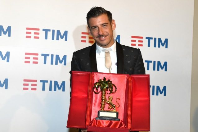 Con Occidentali's Karma, Francesco Gabbani travolge l'Isola dei famosi