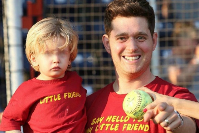 Michael Bublé sul figlio Noah: "Medici ottimisti, le cure contro il cancro procedono bene"