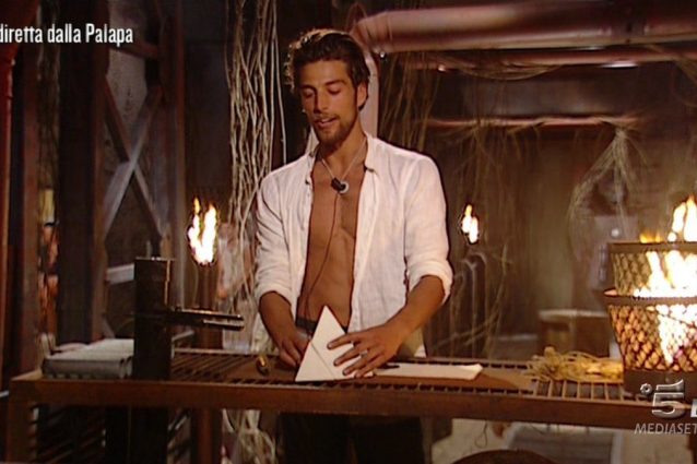 Simone nomina Raz, Luxuria lo punzecchia sui congiuntivi: "Salutami la grammatica"