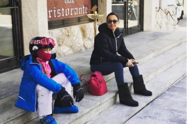 Sonia Bruganelli ironica sulle critiche per le lunghe vacanze coi figli: "Firmano con la x"