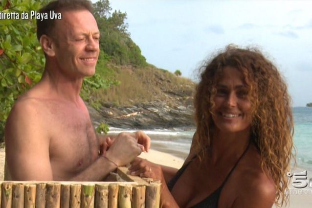 Rocco Siffredi e la proposta indecente a Samantha, lei accetta: "Voglio vedere la Torre Eiffel"
