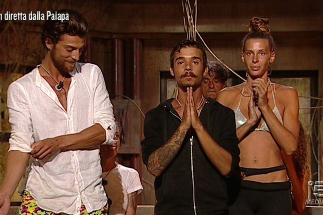Moreno si salva contro ogni previsione, il pubblico fischia e a uscire è Giulia Calcaterra