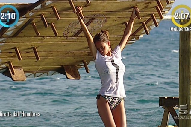 Malena leader della settimana, batte Raz Degan e il gruppo esulta