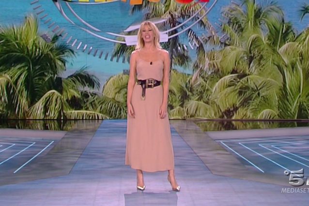 Critiche al look della Marcuzzi: "Ma come ti vesti?"