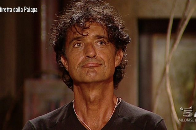 Alessia Marcuzzi a Giulio Base: "Sii uomo, tira fuori la personalità"