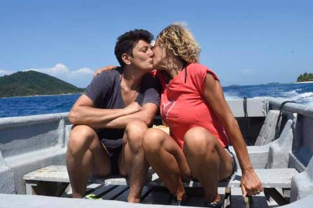 Baci tra Eva Grimaldi e Imma Battaglia, la coppia fa coming out all'Isola dei Famosi 2017