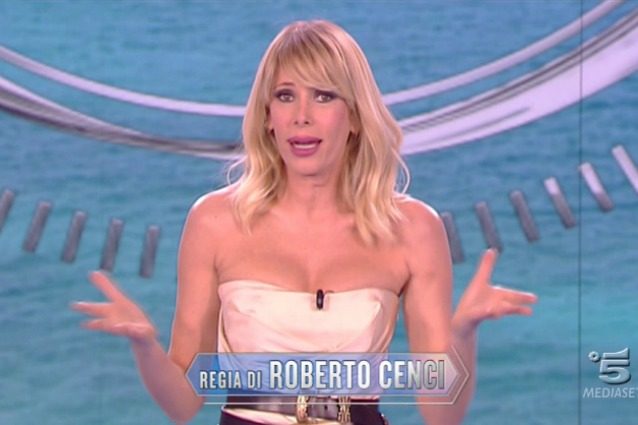 Ancora critiche al look di Alessia Marcuzzi: "Ma la cintura è sempre la stessa?"