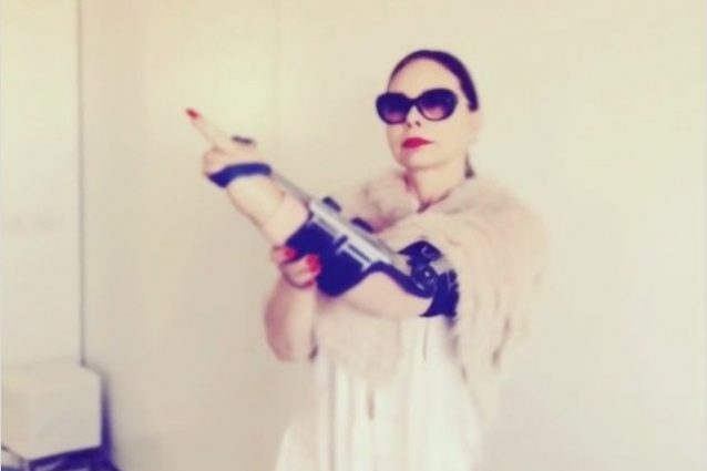 Ornella Muti risponde alle critiche a modo suo, col dito medio alzato