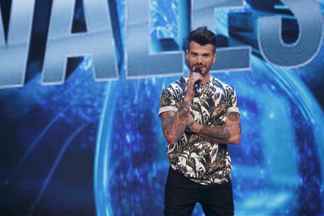 Claudio Sona canta l'amore finito con Mario: "Ma la speranza è sempre l'ultima a morire"