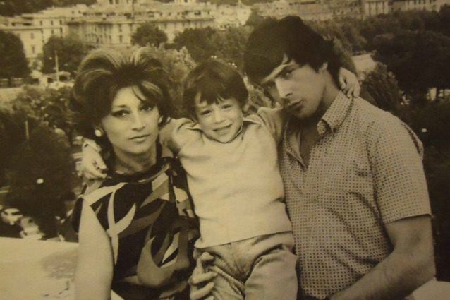 Tomas Milian con la moglie e il figlio nel 1969, foto tratta dal sito www.tomasmilian.it