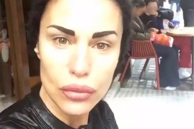 "Antonella Mosetti sei rifatta", la showgirl replica: "Siete ipocriti, pensate ai caz** vostri"