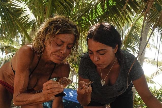 Eva Grimaldi ruba il riso degli altri naufraghi, si incrinano gli equilibri con Nancy e Malena