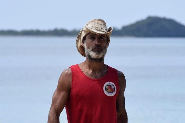 Raz getta un kg di riso piuttosto che offrirlo ai naufraghi: “Non lo apprezzerebbero”