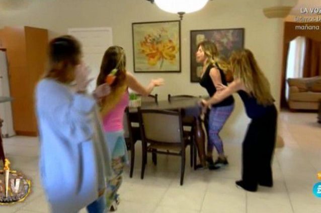 Urla, minacce e un tavolo quasi rovesciato: Paola Caruso perde le staffe nel reality spagnolo
