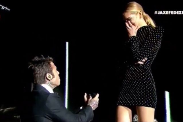 Fedez ha chiesto a Chiara Ferragni di sposarlo durante il concerto all'Arena di Verona