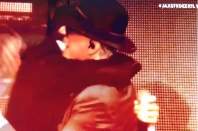 L'abbraccio tra J Ax e Fedez dopo la proposta di matrimonio a Chiara Ferragni