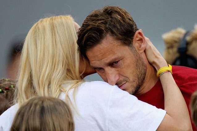 È Ilary Blasi la roccia di Francesco Totti, nemmeno una lacrima durante l’addio all’Olimpico