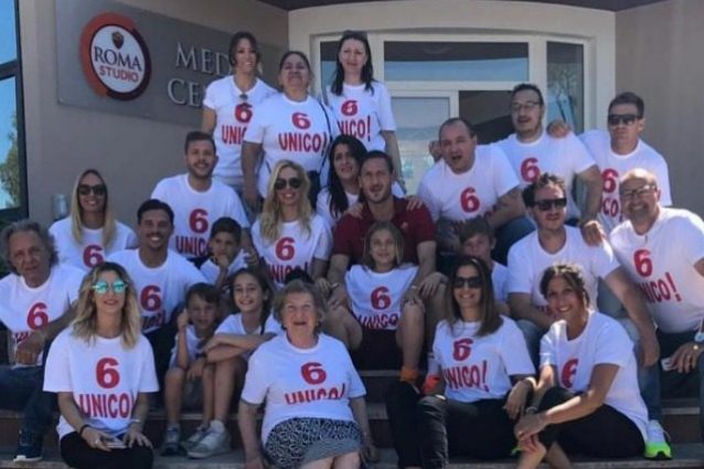 La sorpresa di Ilary a Totti per il suo addio, famiglia radunata e maglietta "6 Unico"