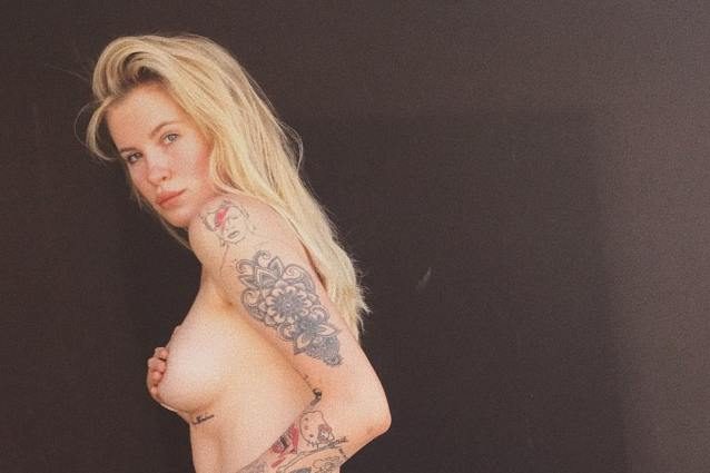 Ireland Baldwin senza reggiseno su Instagram contro il ritocco fotografico Ireland Baldwin senza reggiseno su Instagram contro il ritocco fotografico