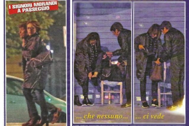 La moglie Anna ha male ai piedi, Morandi cavaliere la aiuta con il cambio di scarpe in strada