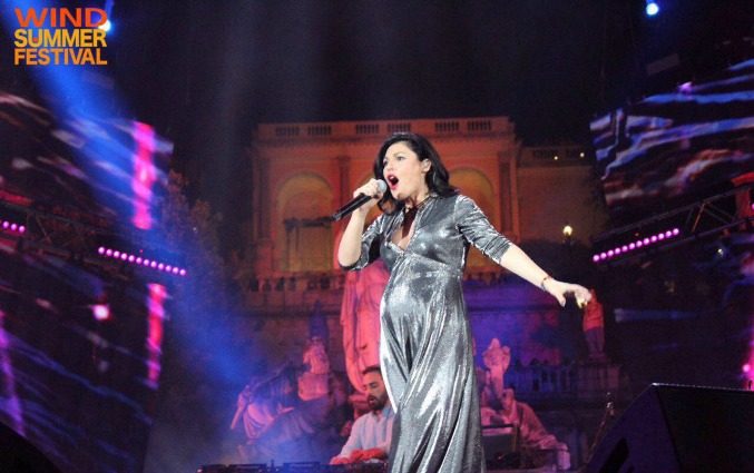 Giusy Ferreri con il pancione sul palco del Wind Summer Festival