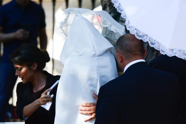 Matrimonio Andrea Belotti e Giorgia Duro, cappucci e ombrelli per l'esclusività del loro 'sì'