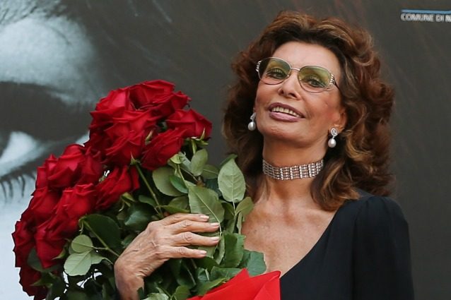 Sophia Loren: "La vita è travolgente, mi sveglio con il sorriso e affronto ogni giorno con positività"