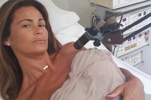 Samantha de Grenet in ospedale, lesione alla spalla: "Barcollo ma non mollo"
