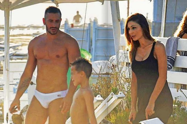 Anna Tatangelo single in vacanza, l’uomo al suo fianco non ha preso il posto di Gigi D’Alessio