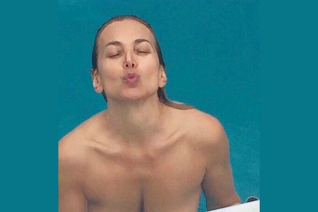 Barbara D'Urso pubblica una foto in topless e piovono le critiche: "Troppo ritoccata"