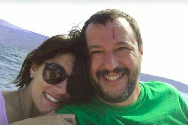 Torna il sereno tra Salvini e Isoardi, foto in barca tra sorrisi e... cicatrici