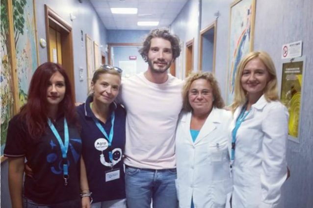 Stefano De Martino nel reparto di oncologia a Napoli Stefano De Martino nel reparto di oncologia a Napoli