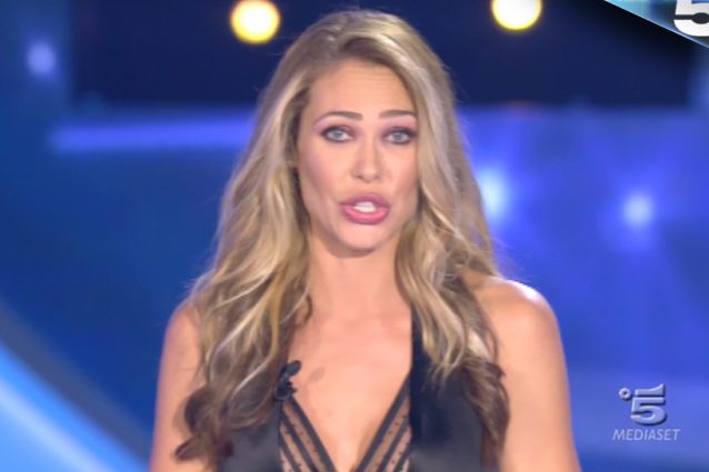 Capelli bi-color e abito lungo nero: il look di Ilary Blasi convince, ? bellissima
