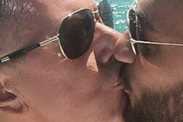 Chi insulta Stefano Gabbana e il suo compagno non è un omofobo, ma è solo un cretino