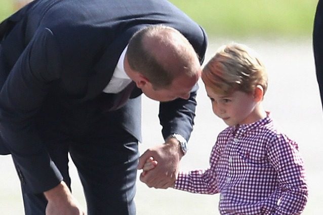 Gli psicologi spiegano perché William si china quando deve parlare con George