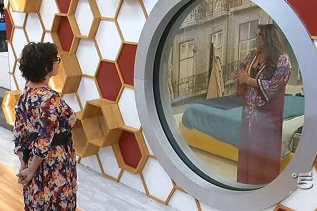 ?Vrenzole? in scena al GfVip. Serena Grandi e Corinne Clery fanno lo show