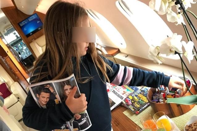 La moglie di Bonolis sull’aereo privato che ai figli non piace “Preferiscono dove c’è gente”