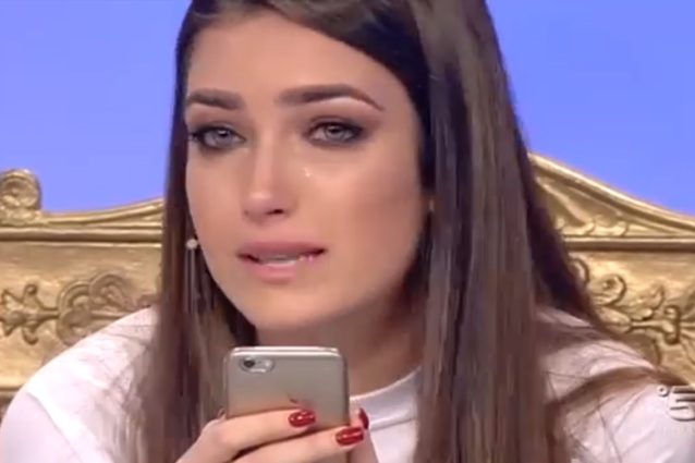 Uomini e Donne: Gemma scappa piangendo, Tina va a prenderla Uomini e Donne: Gemma scappa piangendo, Tina va a prenderla