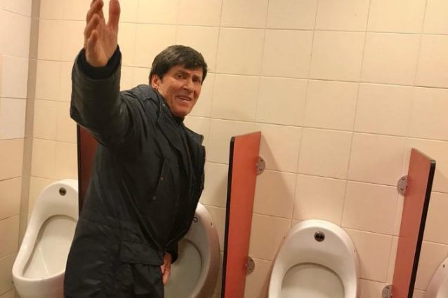 Gianni Morandi e la splendida risposta sulla sua foto alla toilette dell'autogrill