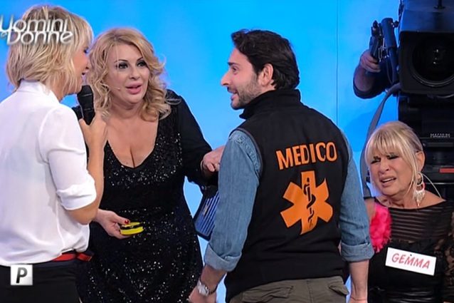 Uomini e Donne, Giulia Cavaglia senza mutande fa arrabbiare Maria De Filippi