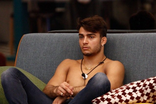 Francesco Monte e la frase ‘omofoba’ al GF Vip: ‘Bacio con la lingua tra donne? Mi fa vergognare’. Ecco la scena piccante tra le due donne del GF VIP che non gli è piaciuta