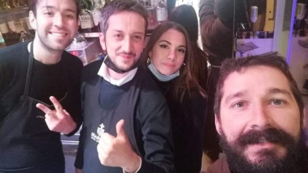 Selfie di Shia LaBeouf con il bar del porto di Trani, pubblicato da TraniLive