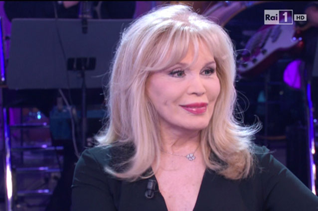Immensa Amanda Lear, torna in tv: "Uomini? Meglio i gatti"