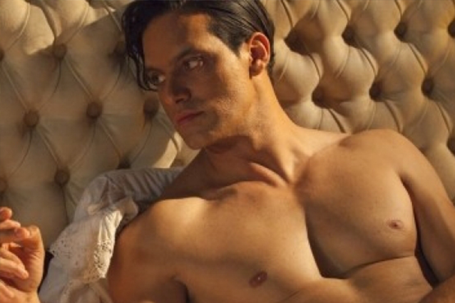 Gabriel Garko d'estate, stasera in tv torna "Rodolfo Valentino" ma senza nudo integrale