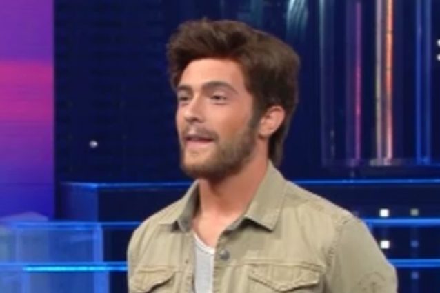 Davide Merlini imita Alvaro Soler e canta "Sofia"